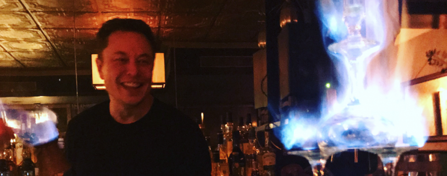 Илон Маск посетил Масаду и приготовил горящий абсент в баре Иерусалима